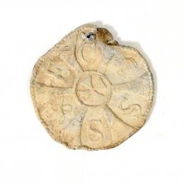 EDAD MODERNA. Placa circular (XV-XVI d.C.). Plomo. Cruz central e inscripción alrededor SSVEC. Diámetro 4,1 cm.