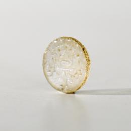 EDAD MODERNA. Entalle de piedra motera, con tres flores de lis y una corona (ss. XVI-XVIII). Longitud 11, 14 mm.