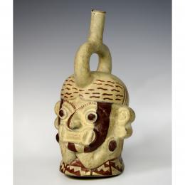 PREHISPÁNICO. Botella de asa de estribo, representando un retrato con dientes de felino. Cultura Moche (150-700 d. C). Cerámica policromada. Altura 24,5 cm.