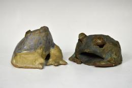 PREHISPÁNIO. Lote de 2 figuras en forma de rana. Cultura Maya (550-950 d. C.). Terracota vidriada. Añadidos posteriores. Longitud 9,5 cm y 11 cm.