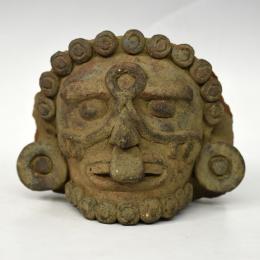 PREHISPÁNICO. Máscara ritual. Cultura Maya (550-950 d. C.). Terracota. Restos de policromía. Longitud 13 cm.