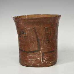 PREHISPÁNICO. Kero con decoración incisa en altorrelieve, zoomorfa y geométrica. Cultura Chavín (1200-400 a.C. ). Cerámica policromada. Altura 13 cm. Diámetro 12,7 cm.