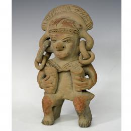 PREHISPÁNICO. Ídolo masculino sentado con tocado ritual. Cultura Jama Coaque (ss. VI-X d.C.). Terracota. Restos de policromía. Altura 24,5 cm.