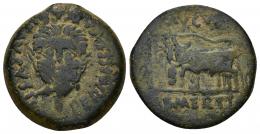 45 - HISPANIA ANTIGUA. EMERITA. As. A/ Cabeza masculina frontal barbada vertiendo agua de un ánfora bajo ella; PERMISSV CAESARIS AVGVSTI. R/ Yunta fundacional a izq.; encima (AVGVSTA), debajo (EM)ERITA. AE 11,83 g. 24,9 mm I-1009. APRH-11b. ACIP-3373a. Pátina oscura. MBC-.