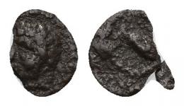 HISPANIA ANTIGUA. GADIR. Hemióbolo. A/ Cabeza de Melkart con leonté a izq. R/ Atún. AR 0,38 g. I-1310. ACIP-636. fragmentada en 3 trozos. RC.