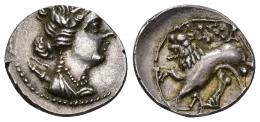 13 - GRECIA ANTIGUA. GALIA. MASSALIA. Dracma (c. 130-121 a.C.). A/ Cabeza de Ártemis a der., detrás carcaj. R/ León a izq., encima MASSA, debajo L, exergo no visible. AR 2,70 g. 15,9 mm. SBG-77 vte. Descentrada. EBC-/MBC+.