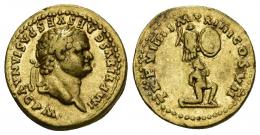 149 - IMPERIO ROMANO. TITO. Áureo. Roma (79 d. C.). A/ Cabeza laureada a der.; IMP TITVS CAES VESPASIAN AVG P M. R/ Cautivo arrodillado a der. delante de trofeo; TR P V IIII IMP XIIII COS VII. AU 7,32 g. 19,1 mm. RIC-11. MBC. Rara. Pieza datada por los títulos imperiales al inicio del segundo semestre del año 79, en la que no aparece la referencia a Padre de la Patria, título que le fue concedido formalmente el 1 de julio del 79. El reverso del cautivo bajo trofeo probablemente hace referencia a la victoria romana en Judea, aunque algunos otros optan por la conmemoración de las victorias del gobernador Agrícola en Britania.