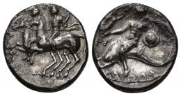 16 - GRECIA ANTIGUA. CALABRIA. TARENTO. Didracma (281-240 a.C.). A/ Dioscuros cabalgando a izq., encima F, debajo (S)ODA(MOS). R/ Taras cabalgando delfín a izq. con escudo y lanzas y coroando por Niké volando frente a él, en campo U, detrás TARAS no visible. AR 6,10 g. 20,1 mm. COP-830 vte. SBG-371 vte. Erosiones. MBC+.