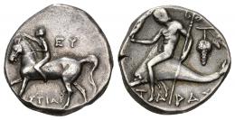 17 - GRECIA ANTIGUA. CALABRIA. TAREENTO. Didracma (c. 272-235 a.C.). A/ Jinete a izq. coronando su caballo; EU/H)ISTIAR. R/ Taras cabalgando delfín a izq con Niké y tridente, detrás racimo de uvas, debajo TAPAS. AR 6,31 g. 17,9 mm. COP-917. SBG-no. Pequeña grieta. MBC. Ex subasta Jesús Vico 1 (20-3-1986), lote 2.