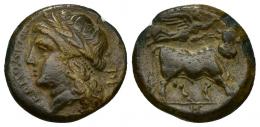 23 - GRECIA ANTIGUA. CAMPANIA. NEAPOLIS. AE-19 (c. 270-240 a.C.). A/ Cabeza de Apolo laureada a izq.; delante NEOPOLITON, etrás símbolo. R/ Toro androsopo a der. coronado por Niké, exergo IS. AE 4,07 g. 18 mm. COP-513 vte. SBG-557 vte. Pátina marrón con erosiones en el canto. MBC-.