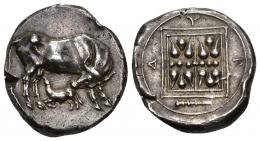 36 - GRECIA ANTIGUA. ILIRIA. Dyrrachion. Estátera (c. 450-350 a.C.). A/ Vaca amamantando ternero a der. R/ Cuadrado con decoración, debajo clava; DUR. AR 11 g. 2,1 mm. COP-421 ss. SBG-1890. Rayitas. Cospel abierto. EBC-.