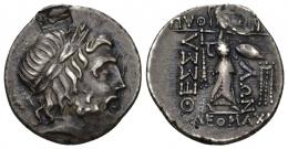 37 - GRECIA ANTIGUA. LIGA TESALIA. Didracma (196- s. I a.C.). A/ Cabeza de Zeus con corona de roble a der. R/ Atenea a der. con escudo y blandiendo lanza; QESSALWN, PUQ(WNOS)/ (K)LEOMAX(IA), delante trípode. AR 5,86 g. 22,8 mm. COP-293. SBG-2233 vte. Contramarca en anv. MBC.