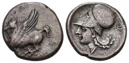 38 - GRECIA ANTIGUA. ACARNANIA. Thyrrenium. Estátera (c. 350-300 a.C.). A/ Pegaso volando a izq. R/ Cabeza de Atenea con casco corintio a izq., delante Q, detrás L y pendiente. AR 8,43 g. 19,1 mm. COP-409. SBG-2301 vte. Rev. algo descentrado. MBC/MBC-.
