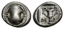 43 - GRECIA ANTIGUA. BEOCIA. Tebas. Trióbolo o hemidracma (426-395 a.C.). A/ Escudo beocio. R/ Cántaro, encima clava, en campo QE-BH todo en cuadrado incuso. AR 2,42 g. 11,3 mm. COP-290. SBG-2385. Erosiones. MBC+.