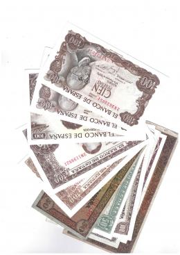 448 - BILLETES ESPAÑOLES. Lote de 12 billetes: 3 de 50 pts. (1938-1950) y 9 de 100 pts. (1938 a 1970, diferentes). ED-D 32a MBC; 38a EBC; 50a MBC; 33 MBC; 39a MBC pequeña mancha de tinta; 52a BC; 57a EBC+; 65b MBC marrón claro; 65b EBC- marrón oscuro; 71 SC sin serie; 73 EBC+ sin serie; 73b EBC+.