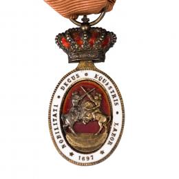 466 - MEDALLAS Y CONDECORACIONES. ISABEL II. Real Maestranza de Caballería de Valencia. Venera en plata dorada y esmaltes con cinta para el cuello. 43,9 x 22,1 mm. 32,9 x 19,7 mm. G-490. Escasa. SC.