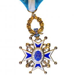 475 - MEDALLAS Y CONDECORACIONES. FRANCISCO FRANCO. Caballero de la Orden de Carlos III. Cruz de cuello de comendador ordinario. Plata dorada con su estuche. 7,54 x 4,62 cm. G vte. por imgen de la Inmaculada en relieve.EBC.