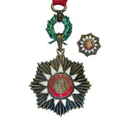 487 - MEDALLAS Y CONDECORACIONES. ARGENTINA. Orden de Mayo. Cruz de oficial y pin. Al mérito. Con su estuche. 7,69 x 4,70 cm. SC.