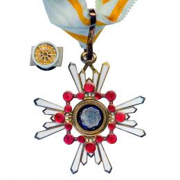 497 - MEDALLAS Y CONDECORACIONES. JAPÓN. Orden del Tesoro Sagrado. III clase. En su estuche de madera lacada. 5,1 cm. SC.