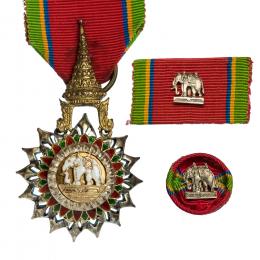 505 - MEDALLAS Y CONDECORACIONES. THAILANDIA. Orden del elefante blanco. IV clase oficial. Posterior a 1941. Condecoración, pin y miniatura. Con su estuche. 5,6 x 3,2 cm. EBC.