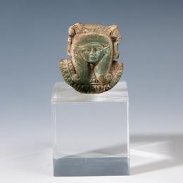 2005   -  ARQUEOLOGÍA. ANTIGUO EGIPTO. Baja Época. Sistro de diosa Hathor. Siglos VI-IV a.C.  Fayenza.  Algunas pérdidas.  Soporte incluido. Altura 5 cm. Ex colección Rafael Tauler Fesser.