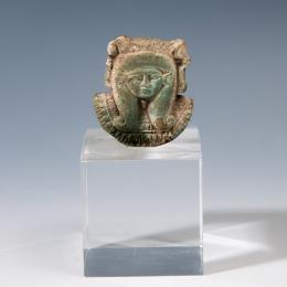 2005 - ARQUEOLOGÍA. ANTIGUO EGIPTO. Baja Época. Sistro de diosa Hathor. Siglos VI-IV a.C. Fayenza. Algunas pérdidas. Soporte incluido. Altura 5 cm. Ex colección Rafael Tauler Fesser.