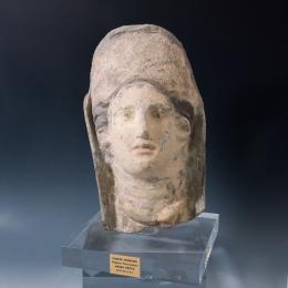 2009 - ARQUEOLOGÍA. GRECIA ANTIGUA. Magna Grecia. Busto femenino con tocado. Siglos V-IV a.C. Terracota. Restos de policromía. Incluye soporte. Altura 30cm.
