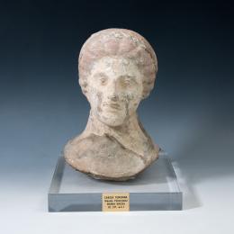 ARQUEOLOGÍA. GRECIA ANTIGUA. Magna Grecia. Busto femenino. Siglo IV a.C. Terracota.  Restos de policromía. Incluye soporte. Altura 23 cm.