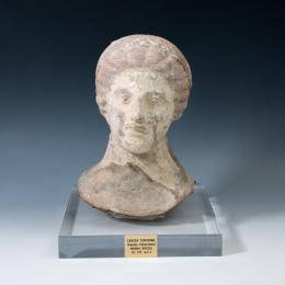 2010 - ARQUEOLOGÍA. GRECIA ANTIGUA. Magna Grecia. Busto femenino. Siglo IV a.C. Terracota. Restos de policromía. Incluye soporte. Altura 23 cm.
