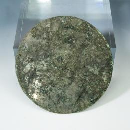 2013   -  ARQUEOLOGÍA. ROMA. Imperio Romano. Espejo (siglos I a.C.- IV d.C.). Bronce. Pátina verdosa. Diámetro 17 cm.