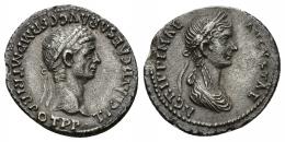 130 - IMPERIO ROMANO. CLAUDIO I. Denario. Roma (50-54 d.C.). A/ Cabeza laureada a der.; TI CLAVD CAESAR AVG GERM P M TRIB POT P P. R/ Busto drapeado y coronado de espigas a der.; AGRIPPINAE AVGVSTAE. AR 3,23 g. 19,5 mm. RIC-81. Pequeña rotura al borde. Porosidades. EBC-. Rara. Tras la finalización de las Guerras Civiles y la consolidación del poder de Augusto, la moneda romana se caracterizó por llevar el busto del Emperador como imagen de la nueva estructura monocrática del poder en la República. Ahora bien, ya desde el reinado del primer emperador van a realizarse monedas con doble busto en las cecas imperiales (otro tema son las provinciales), que tiene una clara motivación política en tres vertientes. La primera es buscar la legitimidad del poder en sus antecesores, es el caso del denario de Calígula (RIC 10) que al colocar junto a su retrato el del divinizado Augusto, quiere dar un doble mensaje, la vuelta al buen gobierno de ese reinado y explicitar que él desciende por vía de sangre de Augusto a través de su madre, Agripina la mayor, siendo así un verdadero César. La segunda razón para realizar una moneda de doble busto es ensalzar a la esposa del emperador, en este caso Claudio (RIC 81) ordena hacer una moneda junto a su sobrina y segunda esposa, Agripina la menor, a la que ha nombrado oficialmente Augusta (año 50), dándole un estatus sólo comparable al que antes tuvo Livia, la esposa de Augusto. El tercer motivo de la moneda de doble busto es informar de la posible línea sucesoria en el poder, recordemos que en Roma no existía una ley de sucesión y por ello los emperadores, ya desde época de Augusto, solían colocar en sus monedas a su presunto sucesor, como en este caso hace Claudio (RIC 83) con su hijo adoptivo (se hizo oficial en febrero del año 50), el futuro Nerón, que aparece con su nuevo nombre de adopción y con el título de príncipe de la juventud (recibido en marzo de 51), que le daba un estatus cuasi-oficial de heredero designado. Por tanto, estos tres magníficos denarios de la dinastía Julia-Claudia nos muestran los tres modelos del uso de la moneda de doble busto como forma de propaganda política dinástica en los inicios del Imperio, que serán copiados de forma constante por el resto de emperadores.