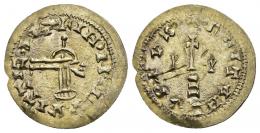 224 - REINO VISIGODO. WITIZA. Tremissis. Egitania. AU 0,77 g. 20,2 mm. CNV-614 (anv., con N E separadas) y 614.2 (rev.). Rarísima. De las rarísimas emisiones de Egitania del reinado de Witiza se ofrecen estos tres ejemplares, las tres muestran variantes sobre las leyendas conocidas hasta ahora (CNV 614) y una de ellas muestra junto a la cruz sobre gradas del reverso el signo de una palma invertida hasta ahora desconocido, lo que la hace ser inédita (nº 222).