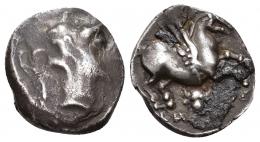 41 - HISPANIA ANTIGUA. EMPORION. Dracma. A/ Cabeza femenina con tocado vegetal a der., alrededor tres delfines. R/ Pegaso volando a der. con cabeza modificada, debajo cabeza de toro y EMPORITWN. AR 4,05 g.17,9 mm. I-1113. ACIP-237. CC-131, mismo ejemplar. Acuñación floja en anv. Concreciones. MBC-/MBC+. Rara.