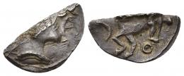 51 - HISPANIA ANTIGUA. DRACMAS DE IMITACIÓN EMPORITANA. Dracma. A/ Cabeza femenina a izq. R/ Pegaso con la cabeza modificada a der., delante signo ibérico KU, debajo creciente. AR 1,46 g. 18 mm. I-no. ACIP-388, mismo ejemplar. CC-865, mismo ejemplar. Fragmento del 40% aprox. EBC-. Posiblemente única conocida.
