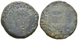 3020 - HISPANIA ANTIGUA. AUGUSTA EMERITA. Augusto. Dupondio. A/ Cabeza masculina barbada de frente, delante ánfora vertiendo agua; PERMISSV CAESARIS AVGVSTI. R/ Recinto amurallado; EMERIT PERMISSV CAESARIS (poco visible). AE 21,65 g. 33 mm. I-1003. APRH-10. ACIP-3371. CC-3860, mismo ejemplar. Pátina verde con erosiones. BC. Muy rara.