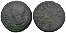 3037 - HISPANIA ANTIGUA. COLONIA PATRICIA. Augusto. Dupondio. A/ Cabeza a izq.; PERMISSV CAESARIS AVGVSTI. R/ Aquila entre dos signa; COLONIA PATRICIA. AE 17,64 g. 33 mm. I-1988. APRH-128. ACIP-3356. CC-4237, mismo ejemplar. Vanos. Pátina verde oscura. BC+. Escasa.