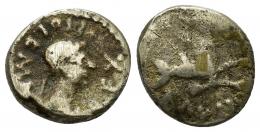COLECCIÓN CORES. REYES NÚMIDAS Y MAURETANOS. PTOLOMEO. Denario. Iol Caesarea (26-27 d.C.). A/ Cabeza diademada a der.; REX PTOLEMAEVS. R/ Capricornio con globo y cornucopia; R A VIII. AR 2,88 g. 16 mm. MAA-287; CC-5904, mismo ejemplar. BC/BC-.