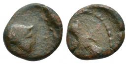 COLECCIÓN CORES. TRIPOLITANA. Cuadrante. Lepcis Magna (Tiberio (21-31 d.C.). A/ Cabeza a izq., con ¿leonté?. R/ Tirso y clava; lpqy(?). AE 2,53 g. 13,5 mm. MAA-21; CC-5928, mismo ejemplar. RC.