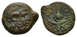COLECCIÓN CORES. ACUÑACIONES AFRICANAS REALES. LÁGIDAS. PTOLOMEO APION. Cirene (104/101-96 a.C.). A/ Cabeza de Amón a der. R/ Tocado de Isis. AE 2,01 g. 15 mm. Svoronos-1845; CC-5672, mismo ejemplar. Pátina verde rugosa. BC+/MBC.