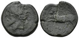 COLECCIÓN CORES. REYES NÚMIDAS Y MAURETANOS. GULUSSA O GAUDA. Unidad. Cirta (148-139 o 105-88 a.c.). A/ Cabeza del rey laureada a izq. R/ Caballo galopando a izq., debajo letras púnicas gn. AE 8,95 g. 25 mm. MAA-14; CC-5723, mismo ejemplar. Raya en rev. Pátina oscura. BC/BC+. Rara.