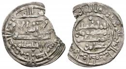 CALIFATO. HISAM II (977-1008). Dírham. Al-Andalus. 366-368 H. AR 2,39 g. 20 mm. Tipo V-498-502. Atribuida por estilo y decoración. Fragmento de un 70%. MBC+.