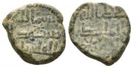 CONQUISTA/GOBERNADORES. Felús. Sin ceca. Sin fecha. CU 5,5 g. 18 mm. Tipo F-XXj.  Felús atribuido a la conquista por estilo, de dudosa lectura. Posiblemente, por la distribución de leyendas podría ser oriental, ceca ilegible.  Similar en anv. a los tipos de Walker 923 y ss., de talleres como Kufa, Qinasrin, Rayy, etc., sin embargo el reverso es distinto. 