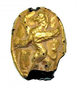 536  -  PRÓXIMO ORIENTE. Imperio Aqueménida. VI-IV a.C. Hematites y resina oro. Cuenta con representación de león. Longitud 34 mm.