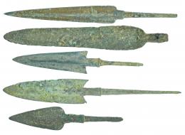 539  -  PRÓXIMO ORIENTE. Imperio Aqueménida. 1200-800 a.C. Bronce. Lote de 4 puntas de flechas y un cuchillo. Altura 11,5 - 16,6 cm