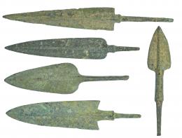 540  -  PRÓXIMO ORIENTE. Imperio Aqueménida. 1200-800 a.C. Bronce. Lote de 5 puntas de flecha. Altura 10,8 - 17,2 cm
