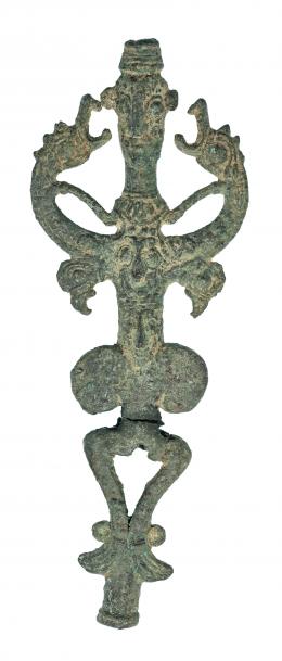 543  -  LURISTÁN. VIII-VI a.C. Bronce. Estandarte con representación de señor de los animales. Altura 18,4 cm. Roto (en 2 fragmentos). 