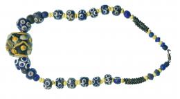 564  -  CULTURA FENICIA. VIII-VII a.C. Pasta vítrea. Collar con cuentas de color azul, amarillo, negro y blanco. Longitud 18,0 cm.