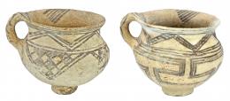565  -  EDAD OSCURA. Chipre. Geométrico II. 1050-900 a.C. Lote de 2 vasos de pasta grisácea con decoración geométrica. Altura 9.1 y 9,2 cm.