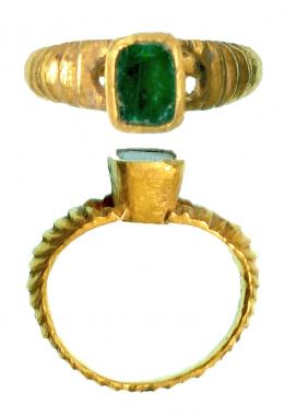 576  -  ROMA. Imperio Romano. I d.C. Oro. Anillo con esmeralda verde y aro decorado con líneas paralelas. Oro. Diámetro interior 14 mm.