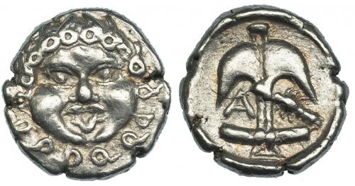 115 - TRACIA. APOLONIA PÓNTICA. Dracma (c. 400 a.C.). A/ Gorgoneion. R/ Ancla boca abajo; a izq. A, a der. cangrejo. Ar 2,58 g. COP-457; SBG-1655 (var). MBC.
